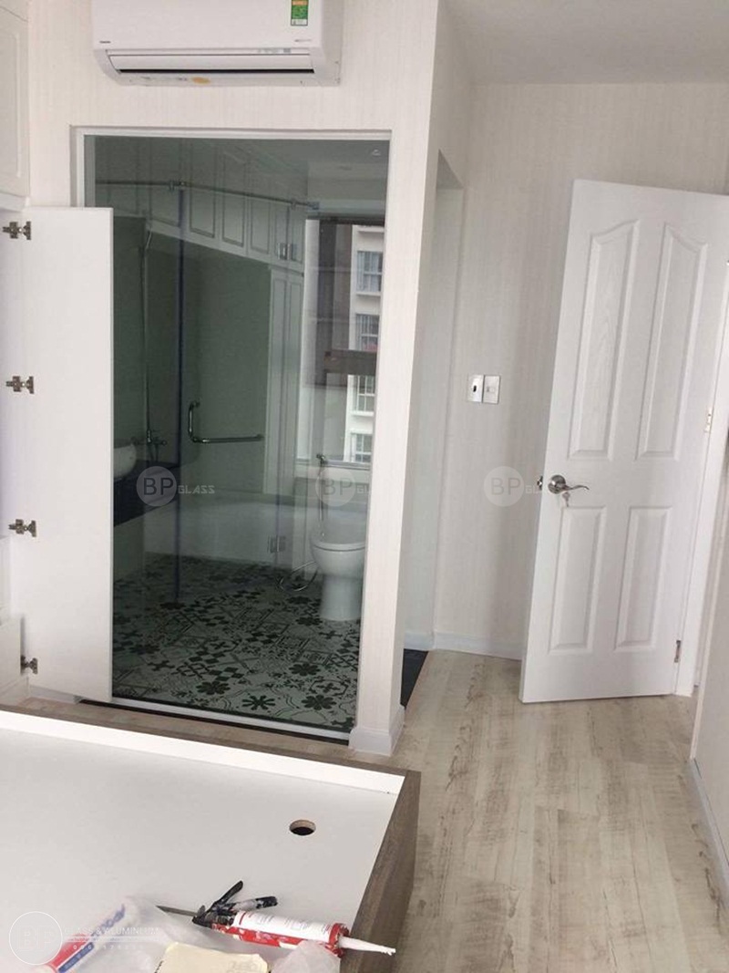 cửa kính thủy lực 1 cánh nhà anh Quân quận 4, HCM